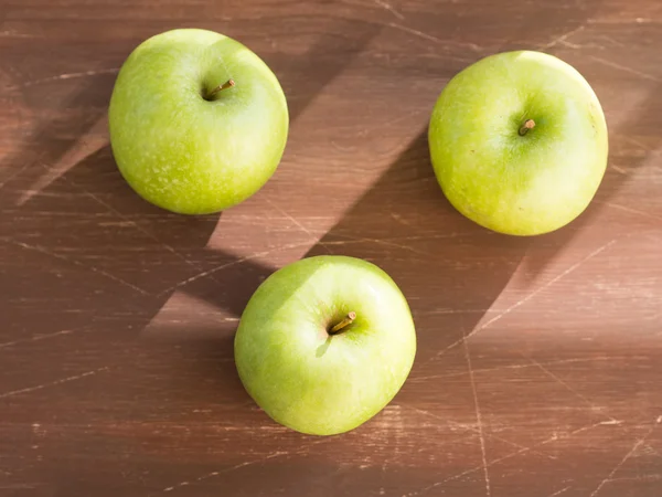 Πράσινα μήλα σε ξύλινο τραπέζι — Φωτογραφία Αρχείου