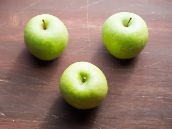 木制桌子上的青苹果 — 图库照片