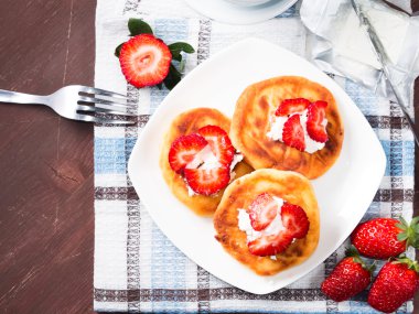 Sabah kahvaltı süzme peynir krep ile