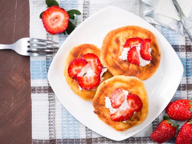 Sabah kahvaltı süzme peynir krep ile