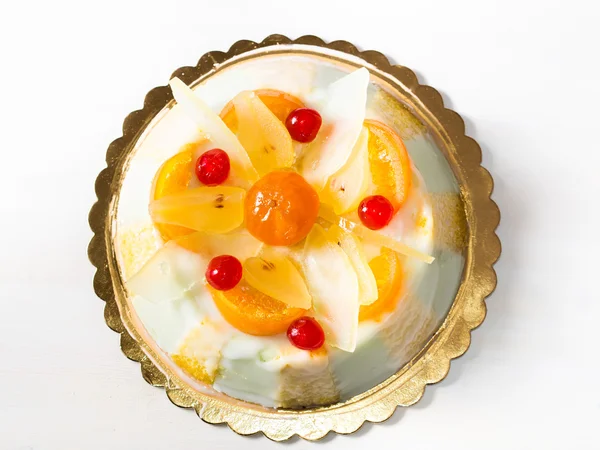 Cassata siciliana sobre mesa de madeira branca — Fotografia de Stock