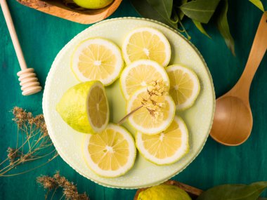 Yeşil arka plan üzerinde limon dilimli