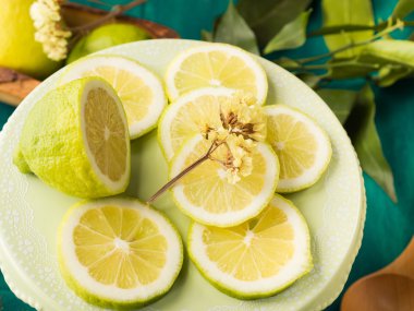 Yeşil arka plan üzerinde limon dilimli