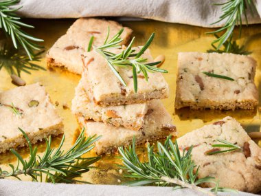 Biberiye ve birazpignoli ile tatlılar altın tepsi üzerinde deli