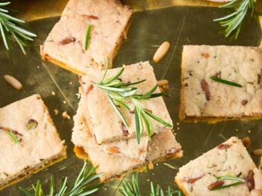 Biberiye ve birazpignoli ile tatlılar altın tepsi üzerinde deli