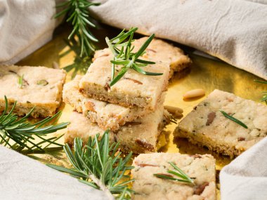 Biberiye ve birazpignoli ile tatlılar altın tepsi üzerinde deli