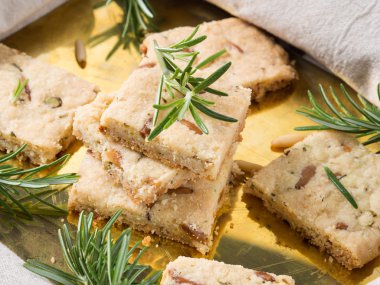 Biberiye ve birazpignoli ile tatlılar altın tepsi üzerinde deli