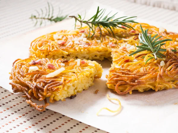 Salam ve peynir makarna pizza