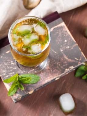 Buz ve nane yaprakları ile soğuk çay