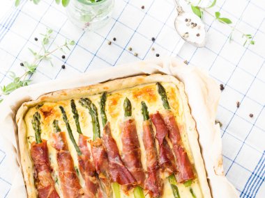 Kuşkonmaz, prosciutto ile mercanköşk tuzlu pasta