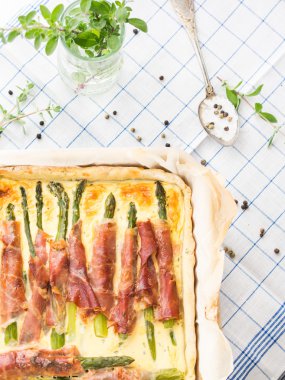 Kuşkonmaz, prosciutto ile mercanköşk tuzlu pasta