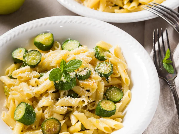 Pennette makarna kabak, nane yaprakları ve parmesan ile