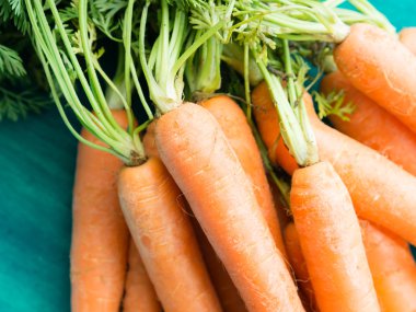 Havuç yeşil ahşap arka plan üzerinde demet