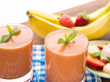 Tofu ve goji çilek ile Çilek ve muz smoothie 