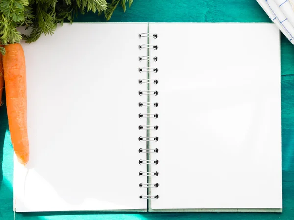 Geopende notitie boek met lege pagina's over groene tafel — Stockfoto