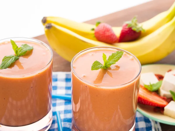 Tofu ve goji çilek ile Çilek ve muz smoothie 