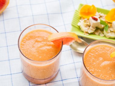 Greyfurt smoothie muz, yulaf ve tofu ile