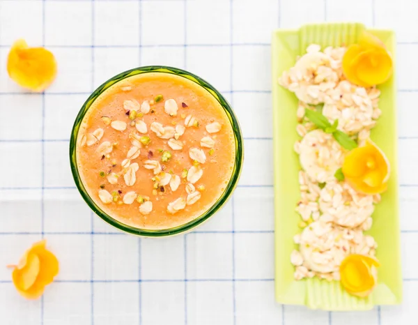Melonen-Smoothie mit Banane und Hafer — Stockfoto