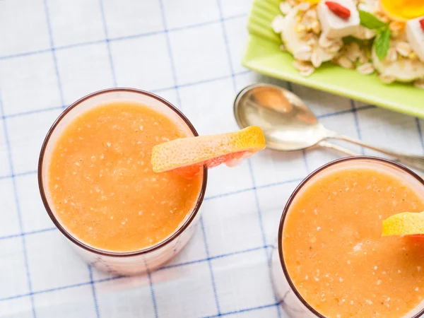 Batido de pomelo con plátano, avena y tofu — Foto de Stock