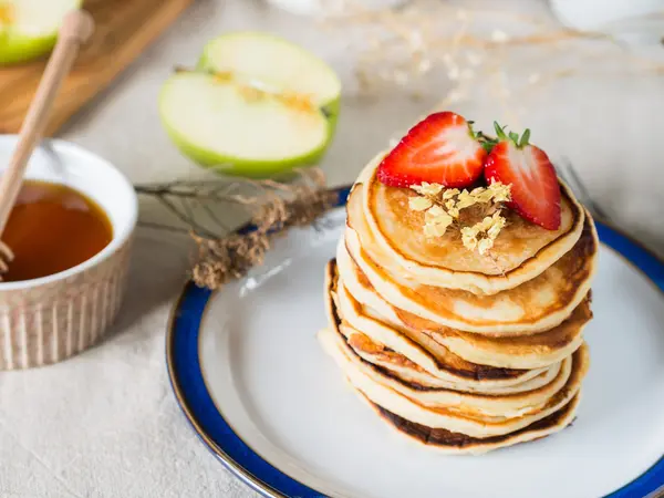 Petit déjeuner matinal avec crêpes — Photo