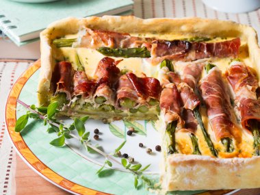 Kare quiche ile kuşkonmaz, jambon ve mercanköşk bahar