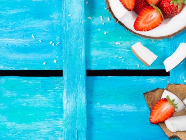 Hindistan cevizi ve çilek parlak mavi