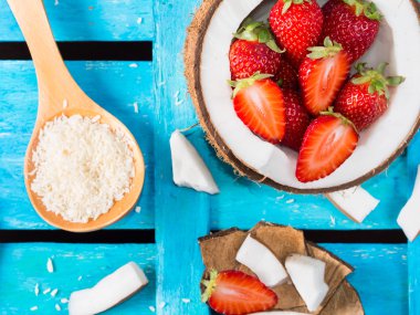 Hindistan cevizi ve çilek parlak mavi