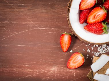 Hindistan cevizi ve çilek kahverengi zemin üzerine