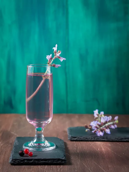 Bicchiere con gambo e bevanda viola — Foto Stock