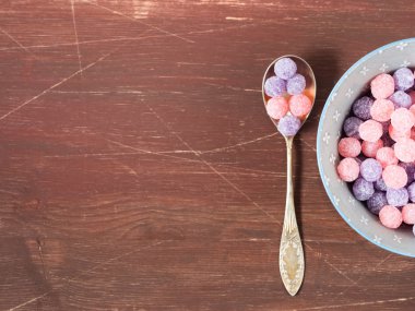 Ahşap arka plan üzerinde mor ve pembe şekerler