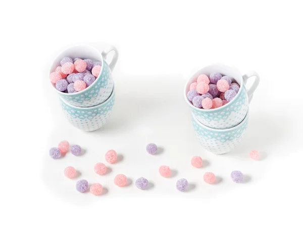 Bonbons dans des tasses isolées sur blanc — Photo