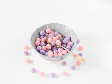 Bir kase içinde mor ve pembe şekerler