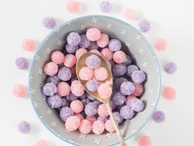 Bir kase içinde mor ve pembe şekerler