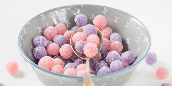 Purple and pink candies in a bowl — Stock Photo, Image