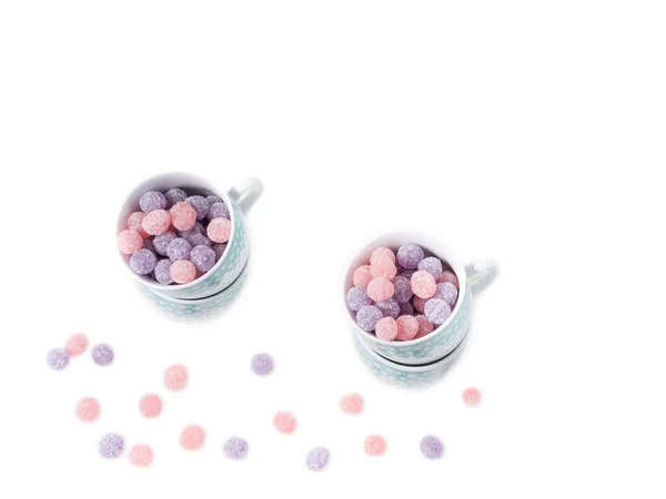 Bonbons dans des tasses isolées sur blanc — Photo