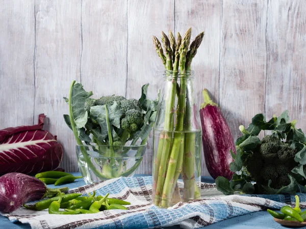 Зеленые овощи на деревянном фоне — стоковое фото