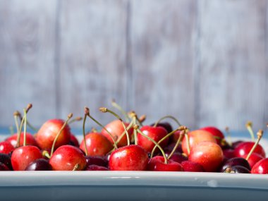 Ahşap zemin üzerinde kirazlar