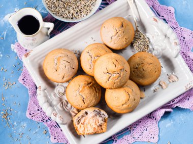 Bir tepsi üzerinde lavanta muffins