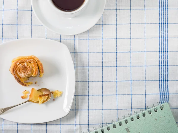 Breakfast on checkered table cloth — Stock Photo, Image