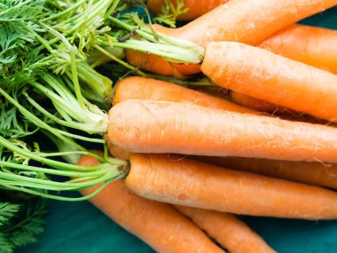 Havuç yeşil ahşap arka plan üzerinde demet