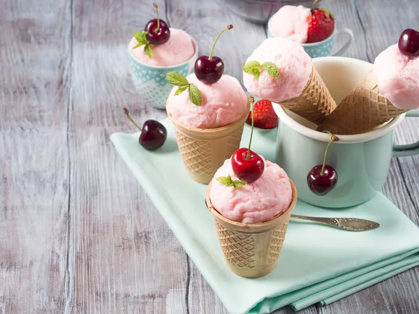 Helado de fresa —  Fotos de Stock