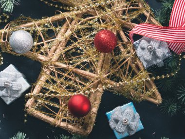 Dekoratif yılbaşı ağacı süsleri ile