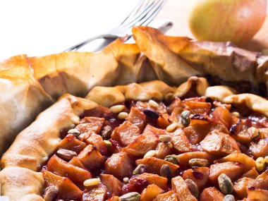 Apple Galette'ye çam fıstığı ile