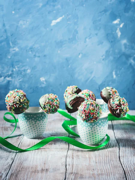 Gâteau au chocolat coloré pops. Vertical — Photo