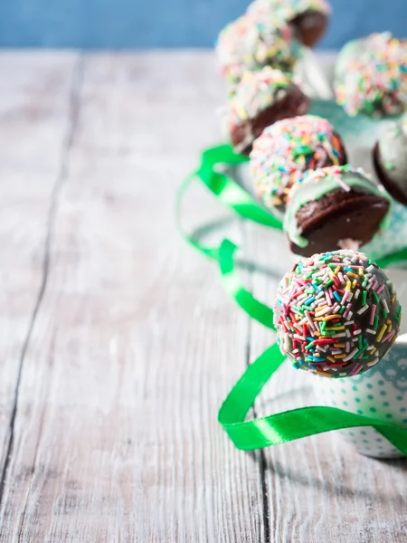 Gâteau au chocolat coloré pops. Vertical — Photo