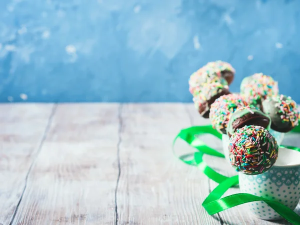 Gâteau au chocolat d'anniversaire coloré apparaît sur fond en bois — Photo