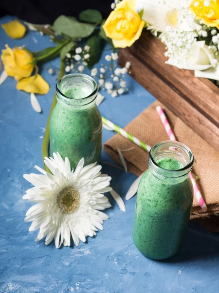 Grüner Smoothie in Glasflaschen — Stockfoto