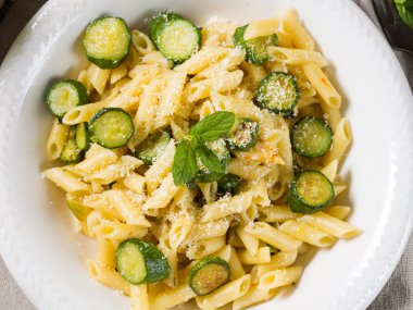 Pennette makarna kabak, nane yaprakları ve parmesan ile