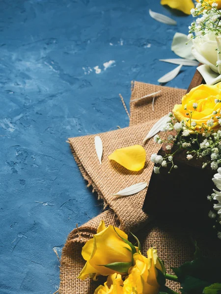 Gelbe Rosen auf blauem Grund — Stockfoto
