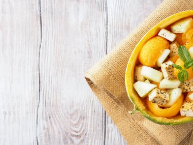 Vegan kavun ve tofu salatası